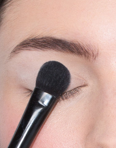 Applying Eye Shadow Applying Eye Shadow