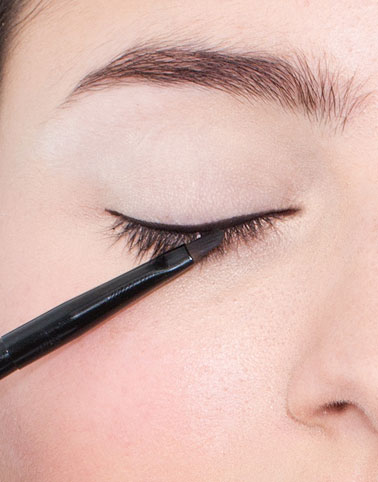 Applying Eye Liner Applying Eye Liner