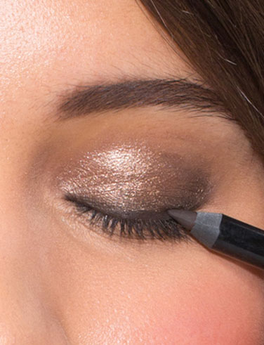 Applying Eye Shadow Applying Eye Shadow
