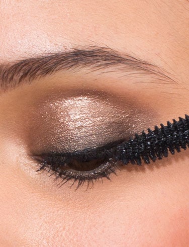 Applying Eye Liner Applying Eye Liner